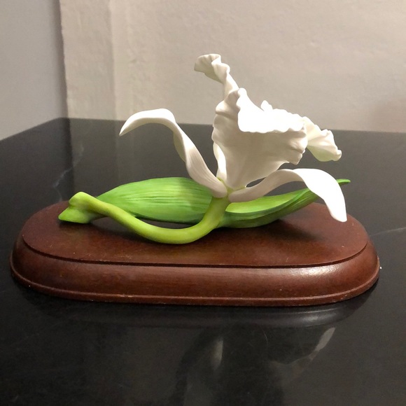 Bisque porcelain flower - Picture 3 of 7